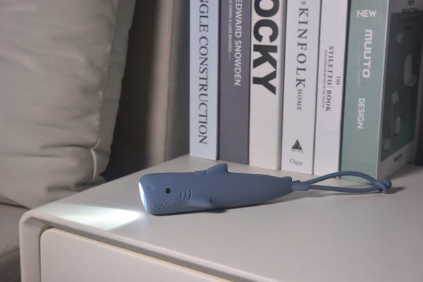 Carlo Baby Led-ficklampa i silikon Haj