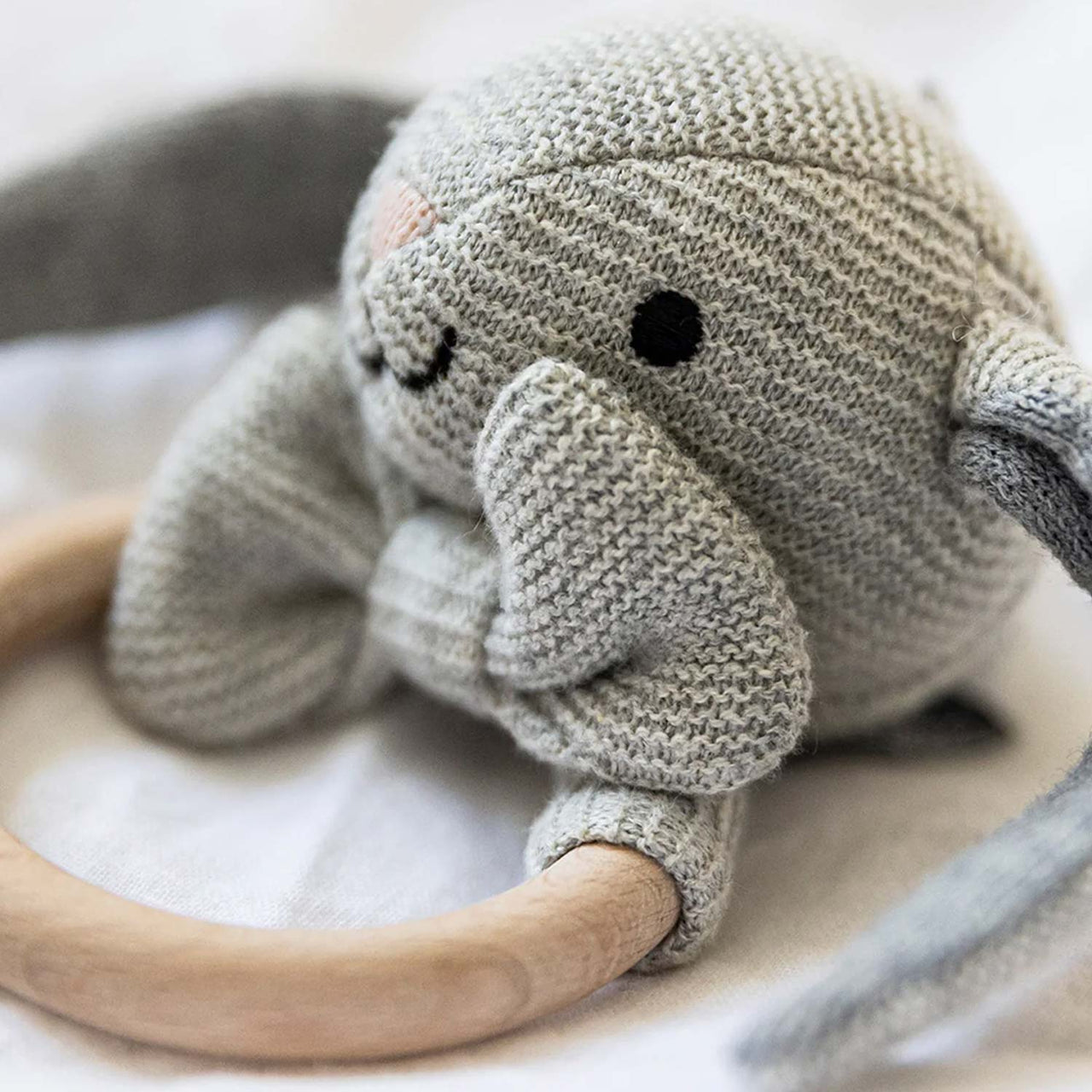 Teddykompaniet Teddy Organic Skallra Kanin Grå Stickad 14cm