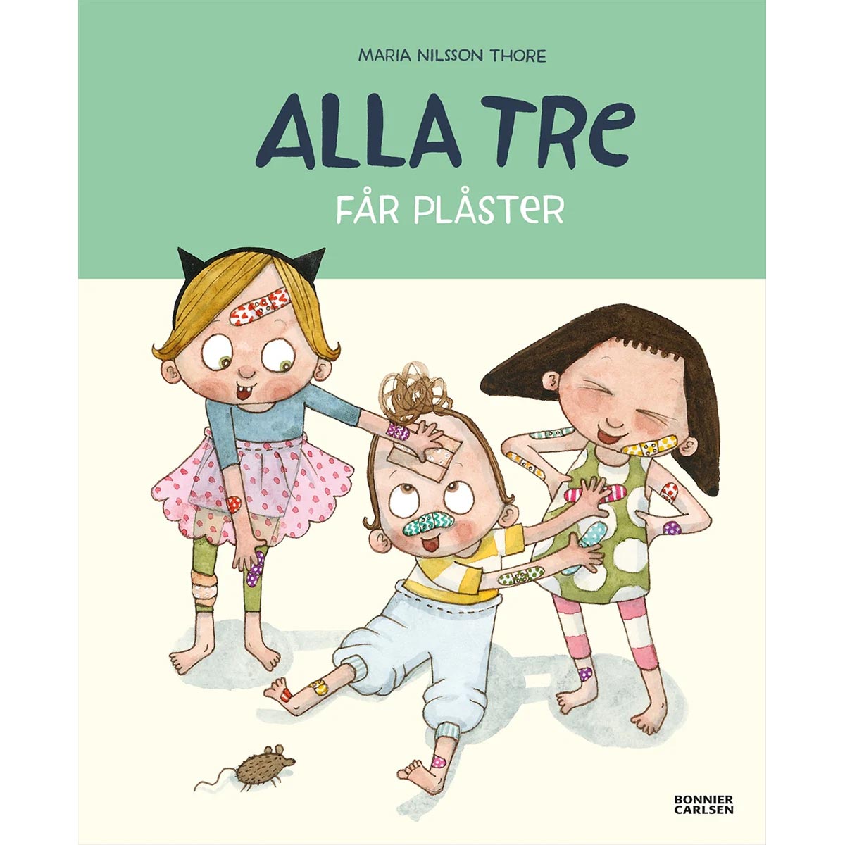 Alla tre får plåster av Maria Nilsson Thore (Inbunden, 32 sidor)