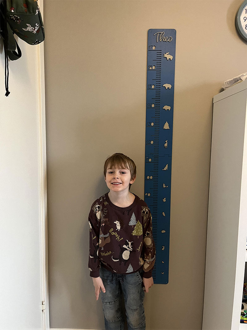 Målestok i træ med skovdyr og indgraveret navn, 40-170 cm måleområde