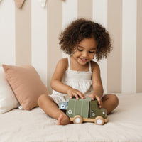 Thumbnail for Speedy Monkey Sopbil i trä med återvinningskärl – lifestylebild