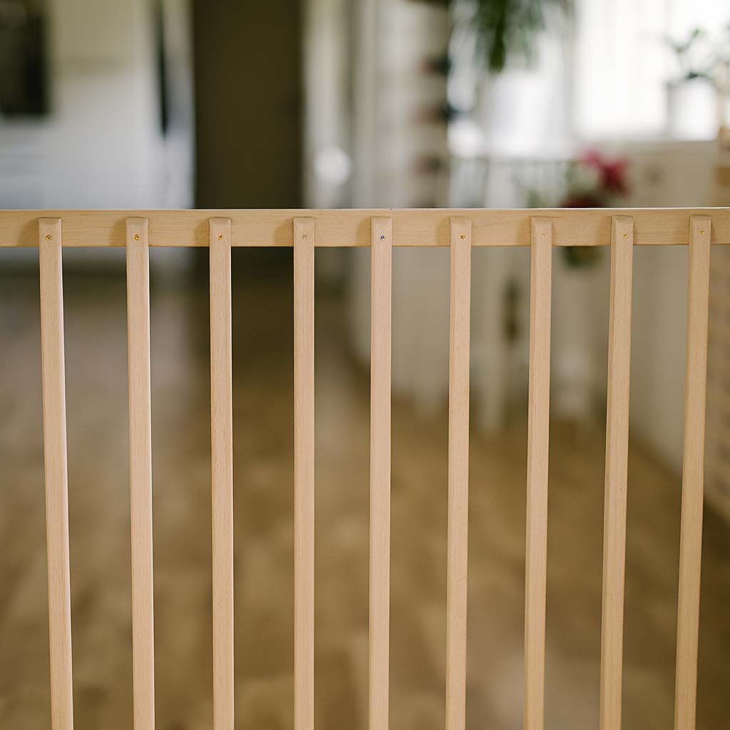 2Me Fällgrind i trä Vit/Natur (95cm)