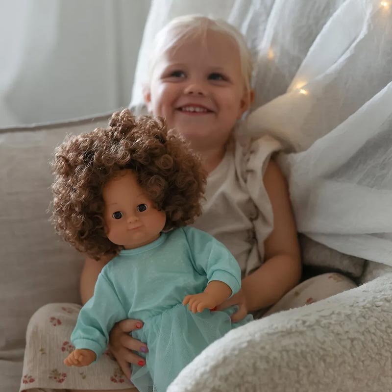 Skrållan Taldocka Lillan Mörkt Hår (36cm)