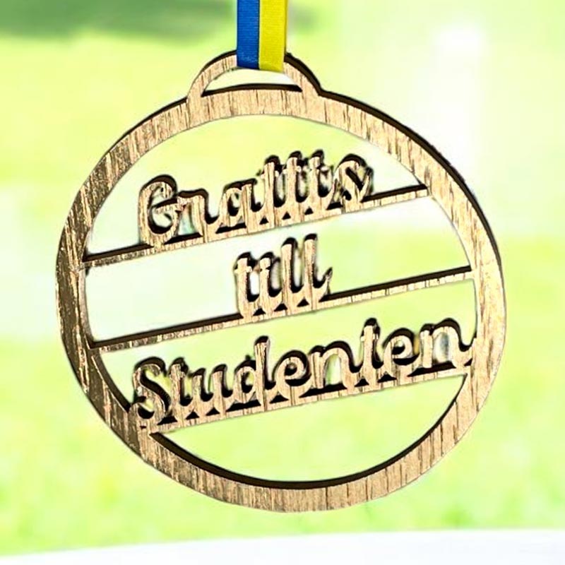 Studenthänge – Personligt studenthänge i ek med gravyr och blågult band (⌀ 10cm)