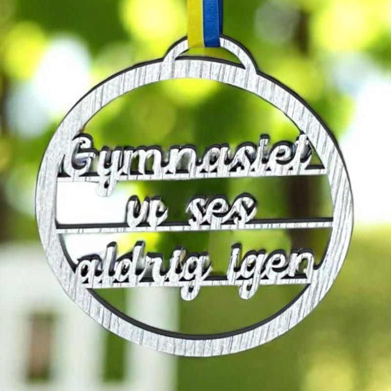 Studenthänge – Personligt studenthänge i ek med gravyr och blågult band (⌀ 10cm)
