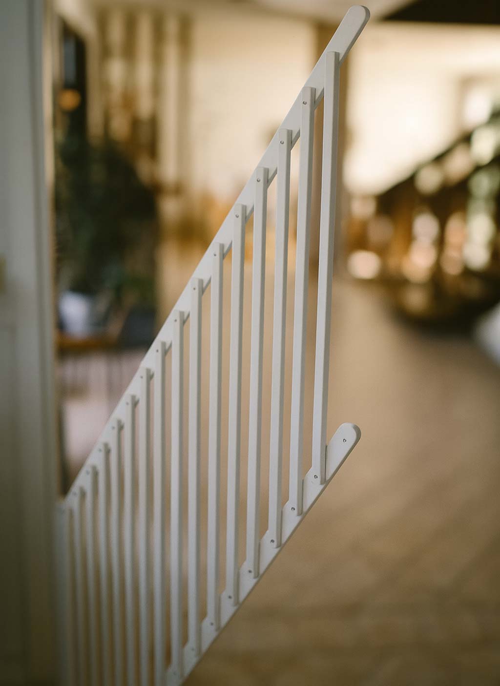 2Me Fällgrind i trä Vit/Natur (95cm)