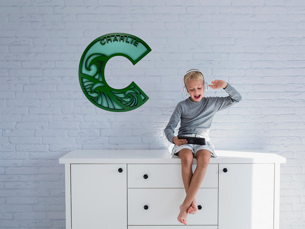 Väggbokstav Wave Premium i målat trä med graverat namn, 15-40cm